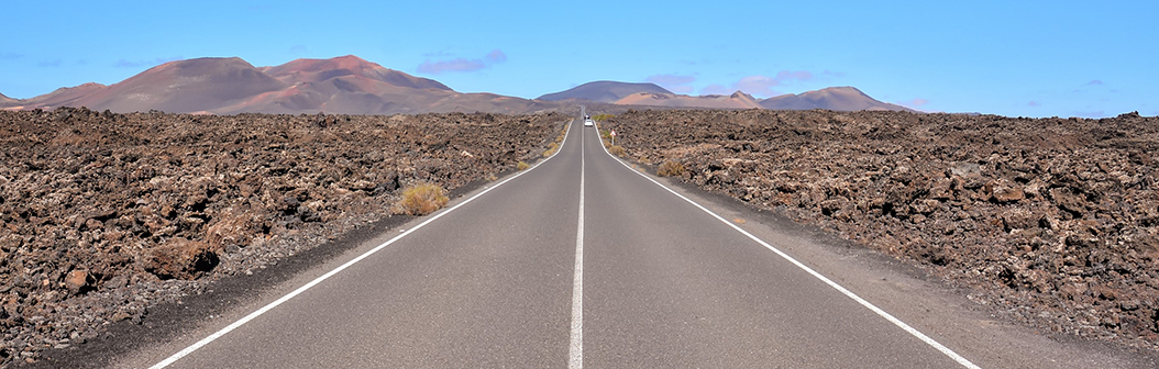 Una ruta desierta de asfalto en las Islas Canarias